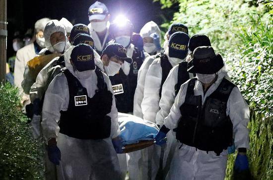 当地时间2020年7月10日，韩国首尔，救援人员连夜进行搜索行动，找到首尔市长朴元淳的遗体。视觉中国图