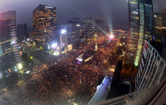 2016年，首尔爆发烛光集会，民众呼吁朴槿惠下台。（国民日报）