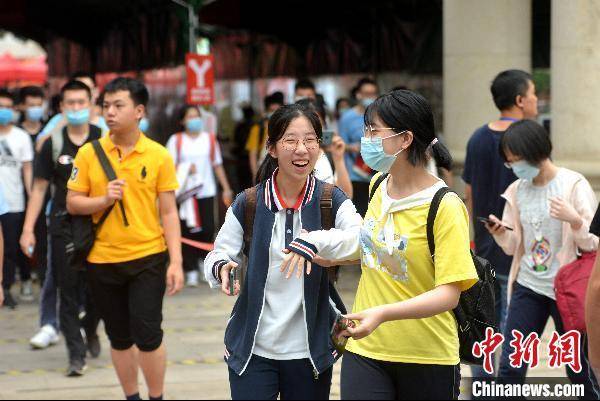  7月8日，福建福州屏东中学考点，高考考生在考试结束后轻松走出考场。吕明摄