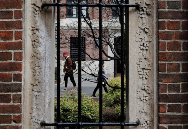 哈佛大学学生从校园中走过（图源：路透社）