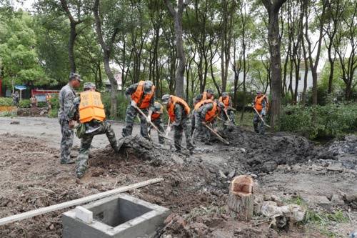 防汛防台形势严峻，上海6个区民兵应急分队同步开展这项行动