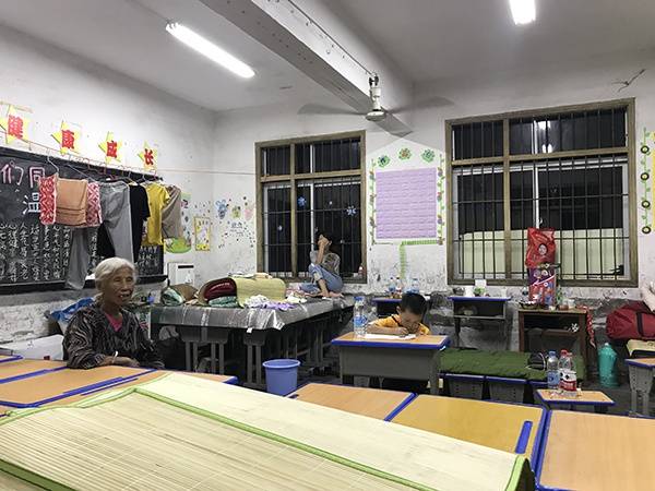 五一中心学校安置点，一位小朋友正在做暑假作业。澎湃新闻记者宋江云图