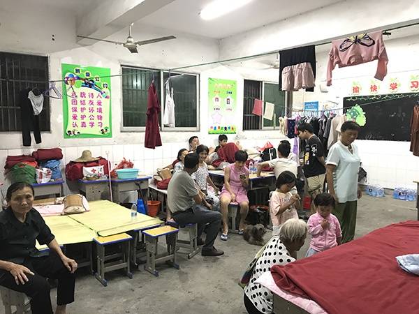五一中心学校安置点的受灾村民聚拢在一起聊天。澎湃新闻记者宋江云图