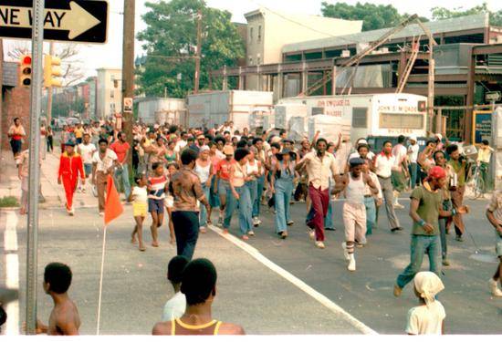 1974年，刚回到美国的阳和平拍下了费城黑人游行反对市长弗兰克·里佐的画面。2020年弗洛伊德事件发生后，里佐的雕像被费城官方拆除。