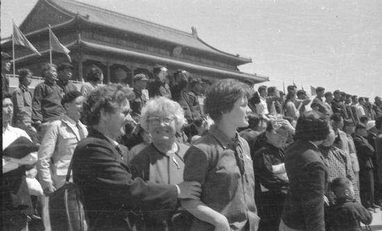 1962年，寒春拍下母亲（白发者）在天安门观礼台的画面。