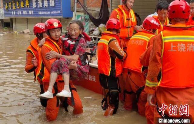 图为消防指战员营救遇险民众。江西省消防救援总队供图