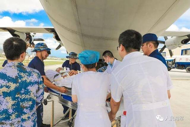 ▲地勤官兵协助将伤员运下飞机