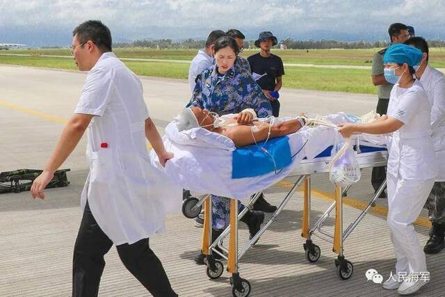 ▲伤员被转运至医院救护车上