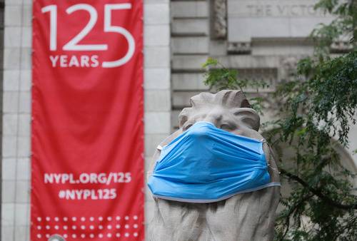 这是7月8日在美国纽约公共图书馆前拍摄的“戴”口罩的石狮子。新华社记者王迎摄