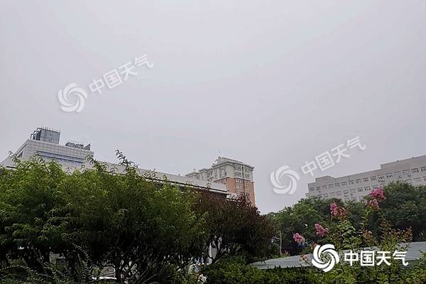 今晨北京天空阴沉。