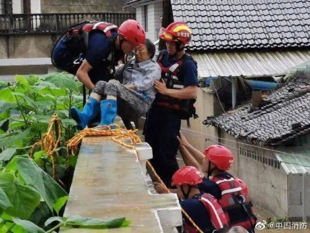 揪心！3385万人次受灾！但洪水中，这一幕幕真的很暖