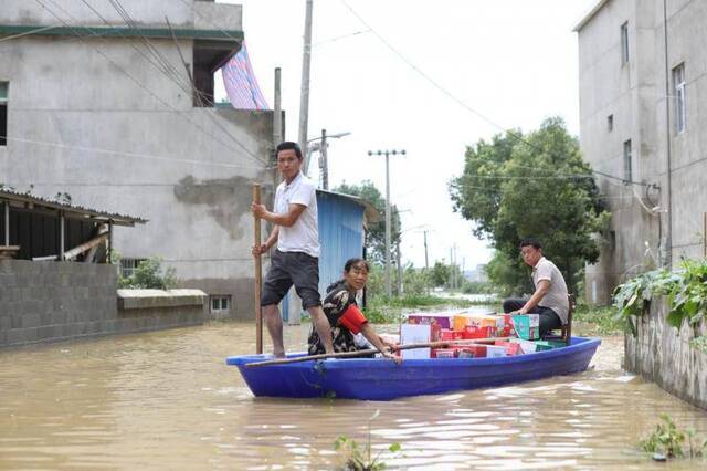 江西鄱阳县城河段超历史最高水位，当地疏散被困居民