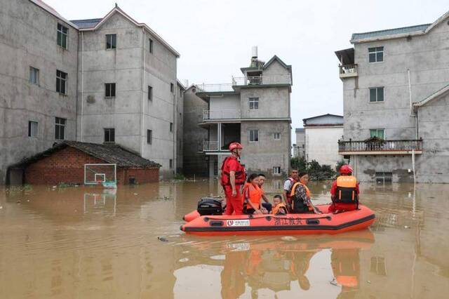 江西鄱阳县城河段超历史最高水位，当地疏散被困居民