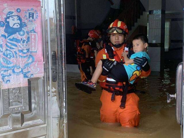 江西鄱阳县城河段超历史最高水位，当地疏散被困居民