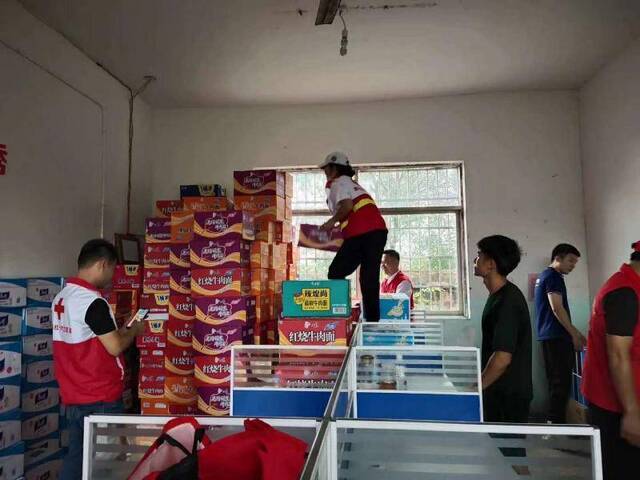 鄱阳县红十字会志愿者正在进行救灾物资统计工作。受访者供图