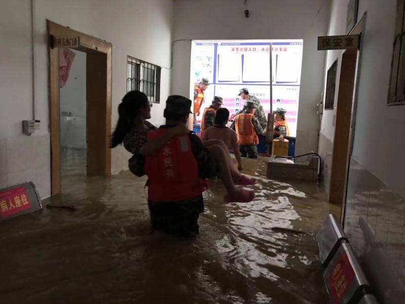 广西融水遭遇超警5米洪水 被淹妇幼保健院一孕妇产下男婴