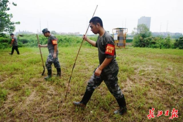 武汉小伙高考完就上防汛大堤！他说：这是我的成人礼