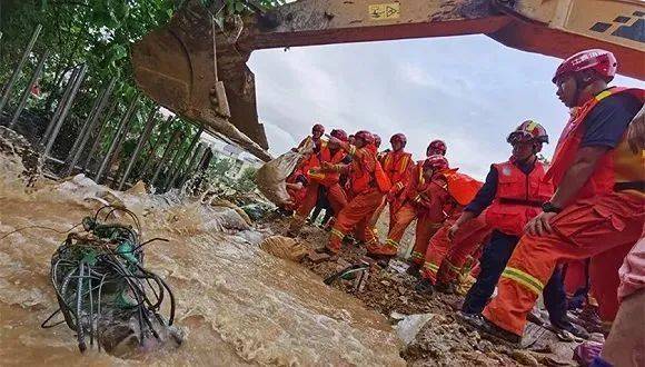 江西鄱阳14座圩堤现决口险情 流域性大洪水正在形成