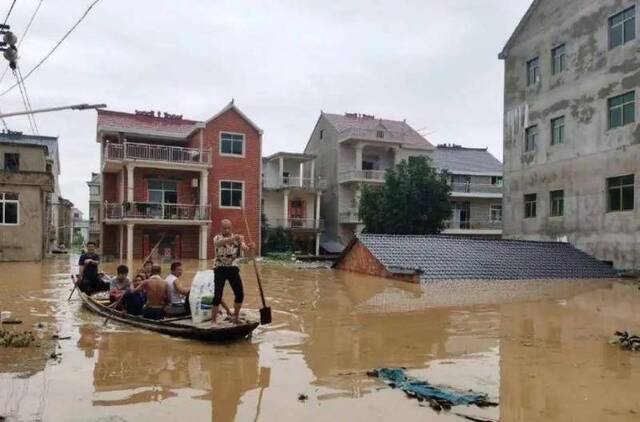 江西鄱阳14座圩堤现决口险情 流域性大洪水正在形成