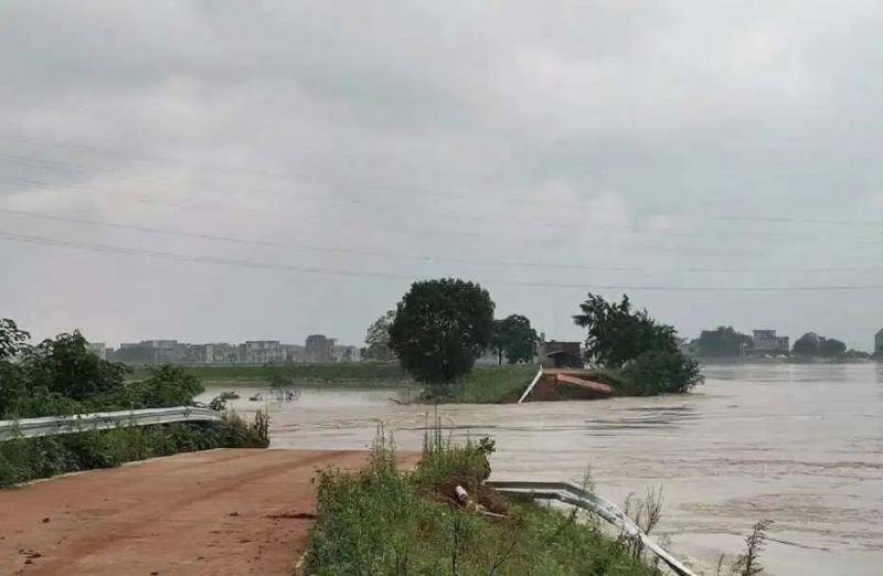 江西鄱阳14座圩堤现决口险情 流域性大洪水正在形成