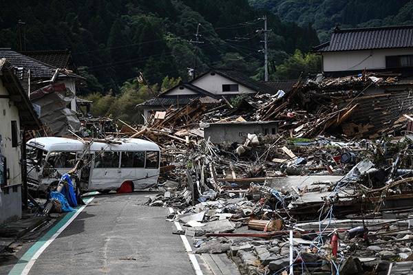 当地时间2020年7月8日，日本熊本，暴雨洪水在当地肆虐，房屋道路受损。人民视觉图