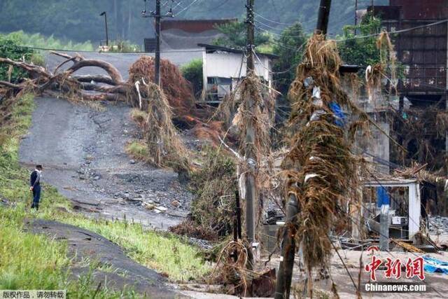 当地时间7月9日，日本西南部熊本县熊本市，暴雨造成的洪水席卷熊本县，一采石场被摧毁。