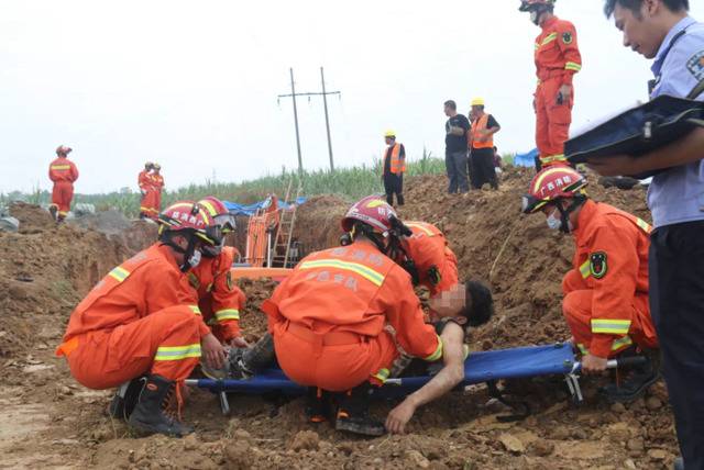 广西百色市一处在建基坑突然坍塌 3名工人被埋不幸身亡