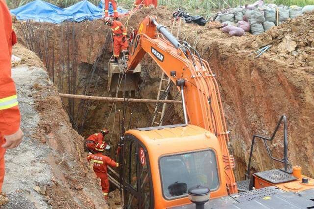 广西百色市一处在建基坑突然坍塌 3名工人被埋不幸身亡