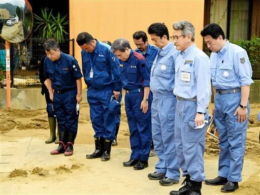 安倍在“千寿园”为死者默哀（熊本日日新闻）