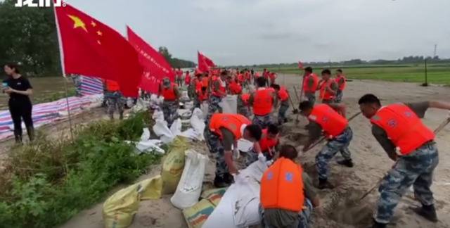 九江江洲岛北堤多处子坝渗水，官兵正全力抢筑