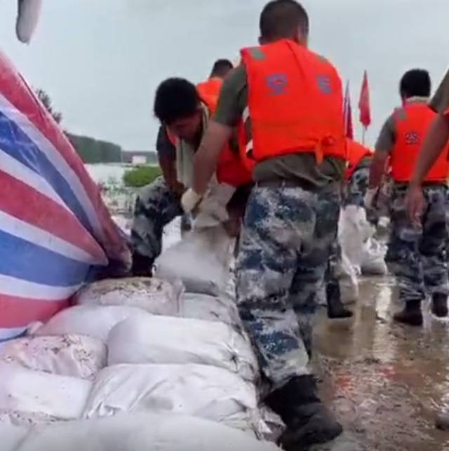九江江洲岛北堤多处子坝渗水，官兵正全力抢筑