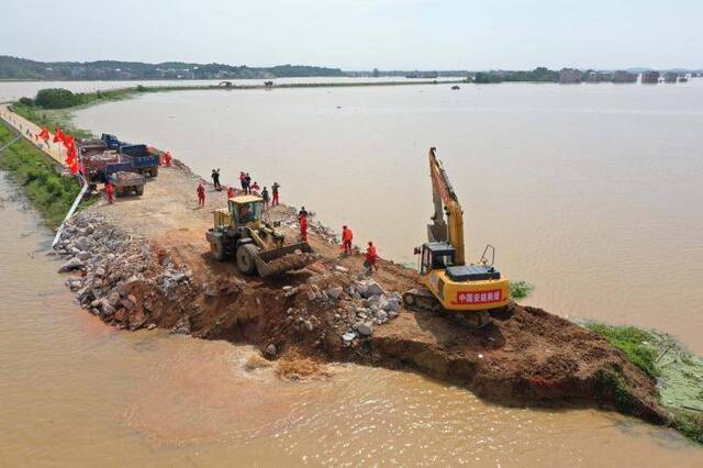 江西鄱阳昌洲乡中洲圩决口，今日正式开始封堵施工