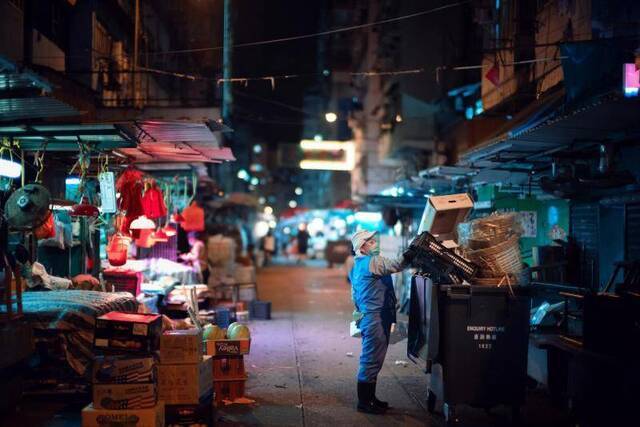 走进疫情大暴发下的香港劏房 看到底层市民令人痛心一幕