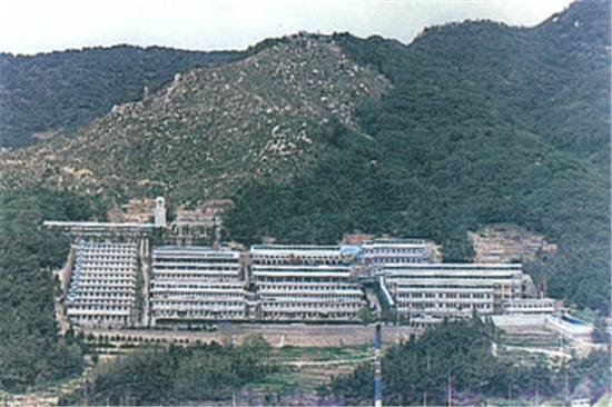 坐落在山坡上的兄弟福利院。图片来源：釜山市政府