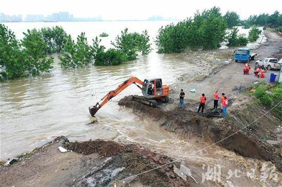 湖北黄梅县滨江圩长江堤防被挖开 万亩土地被淹