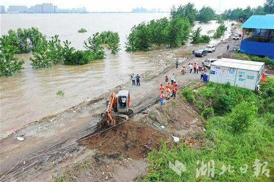 湖北黄梅县滨江圩长江堤防被挖开 万亩土地被淹