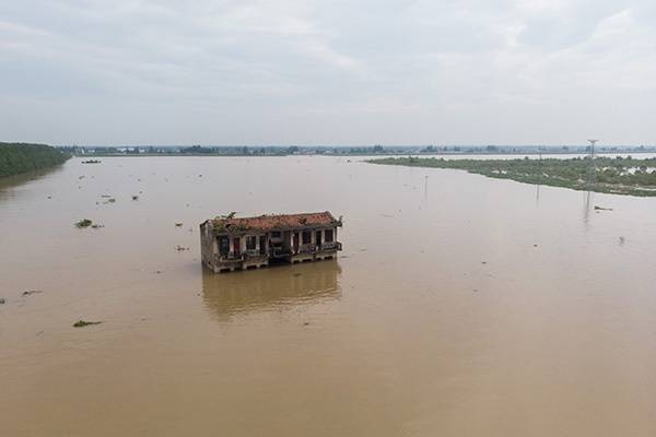  7月11日，在沅江市南洞庭芦苇场澎湖潭垸，一栋房屋被淹（无人机照片）。新华社图