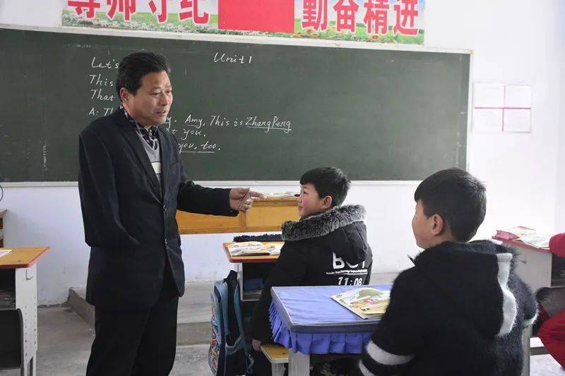 “独臂老师”贾站顺任教于灵宝市大山深处的苏村乡高稍小学（图源：人民网）