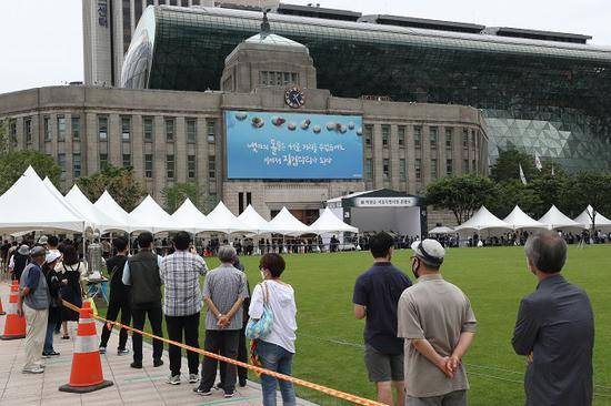 12日，韩国民众赴焚香所，悼念朴元淳（韩联社）