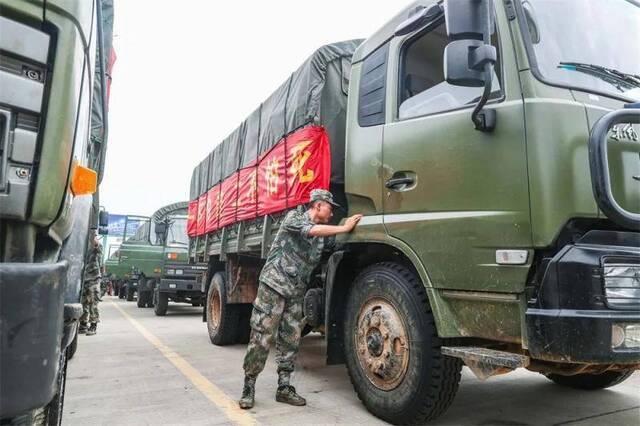 71集团军两千余名官兵紧急奔赴九江执行抗洪抢险任务