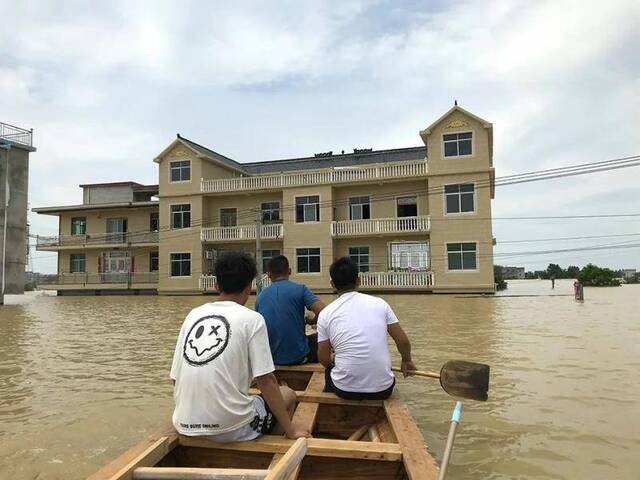 龙舟来到黄文强家前方，一楼已经被淹没。