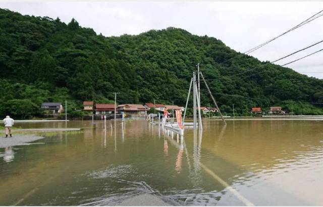 江津市的一条道路被河水淹没（产经新闻）