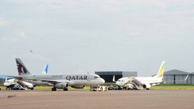 △基加利国际机场停机坪上的卢旺达航空、卡塔尔航空和埃塞俄比亚航空的飞机（图片来源：卢旺达《新时代报》）