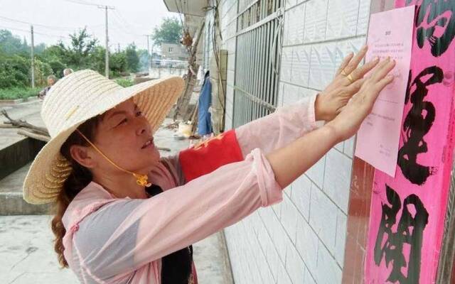 江西江洲镇留下的村民继续抗洪 家中老人孩子已撤离