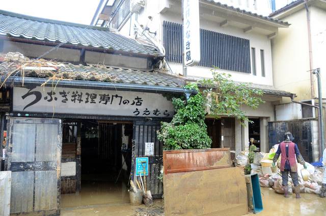 满是泥水的“上村鳗鱼屋”店门口（朝日新闻）