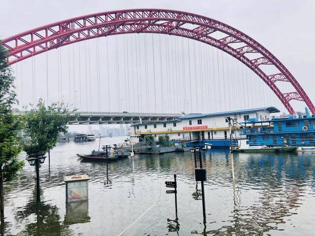 直击武汉防汛：部分区域水位持续下降，沿江全线戒备