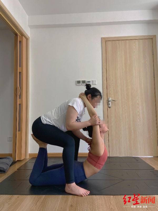教练和李女士以前练瑜伽的照片