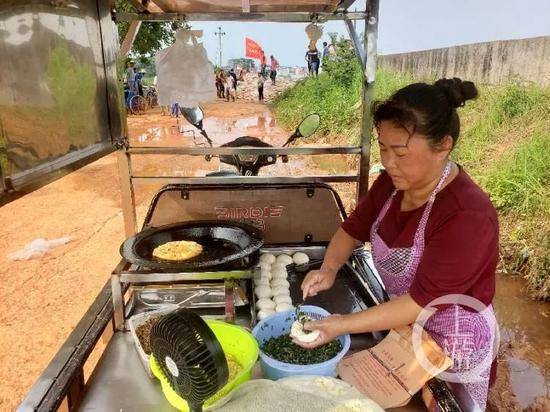 江西抗洪现场：18岁以上青壮年全留村 大妈组团上阵