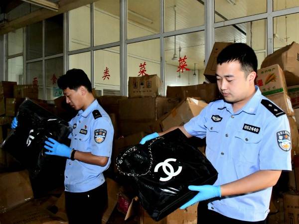 这些“香奈儿”你不一定见过，制造工厂不一般，为何会被上海警方一锅端？