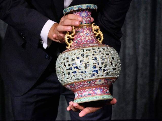 日前，一个中国古代乾隆时期的花瓶以超900万美元的价格售出。（图源：Getty）